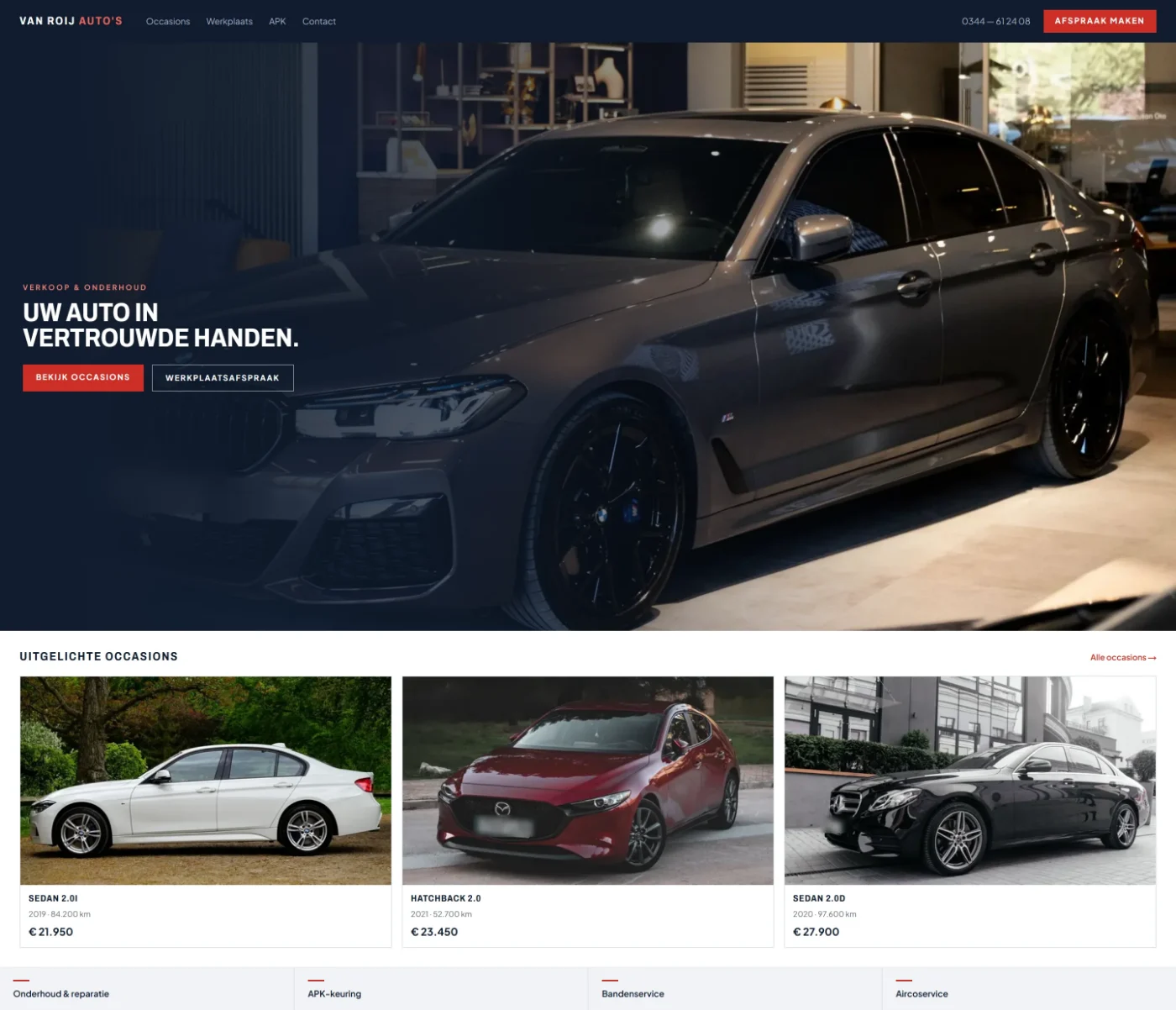 Ontwerpconcept voor een autobedrijf: een donkerblauwe pagina met een auto in de showroom en occasions met prijzen.