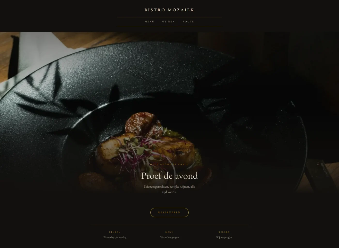 Ontwerpconcept voor een restaurant: een donkere pagina met een verlicht gerecht en één duidelijke reserveerknop.